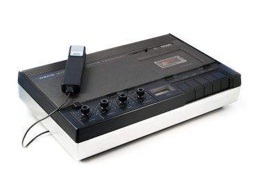 Moskova, Rusya - 22 Haziran 2016: Eski vintage Philips stereo kaset kaydedici beyaz arka plan üzerinde izole bir mikrofon ile