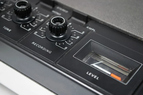 Botões de afinação do velho gravador de cassetes estéreo retro. Foco seletivo em Gravação — Fotografia de Stock