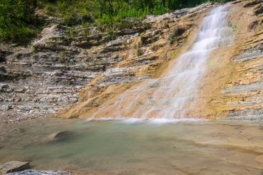 Kayaların arasında küçük bir şelale