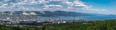 Novorossiysk, Rusya Federasyonu ve Tsemes Bay Kabakhaha dağın tepesinden manzarayı