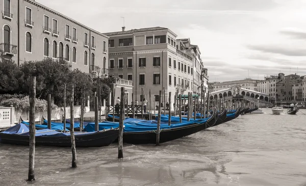 De brug van het Canal Grande en Rialto in Venetië, Italië — Stockfoto