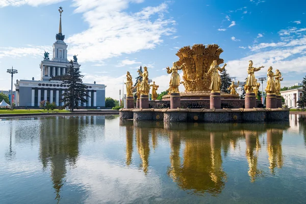 Fontänen av vänskap nationernas på Vdnkh i Moskva, Ryssland — Stockfoto