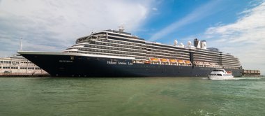 Venice, İtalya - 16 Mayıs 2010: Venedik, İtalya bir büyük yolcu gemisi