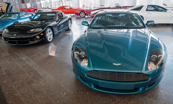 NOVOROSSIYSK, RUSIA - 19 DE JULIO DE 2009: Aston Martin DB9 coche en la exposición en Novorossiysk, Rusia — Foto de Stock