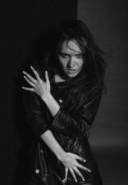 Vogue kız stüdyoda siyah deri elbiseli