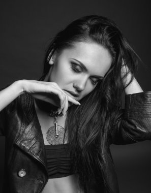 Vogue kız stüdyoda siyah deri elbiseli