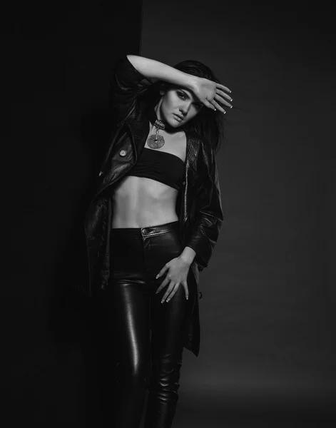 Vogue fille dans la robe en cuir noir dans le studio — Photo