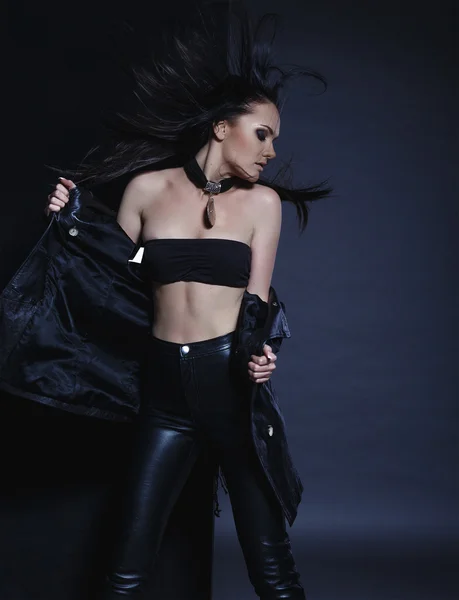 Vogue fille dans la robe en cuir noir dans le studio — Photo