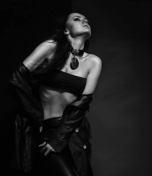 Vogue menina no vestido de couro preto no estúdio — Fotografia de Stock