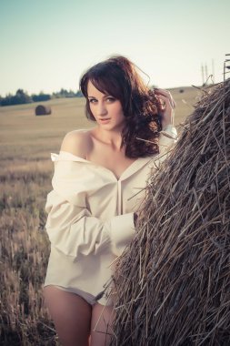 A yığın-in saman portre yakınındaki şehvetli kız