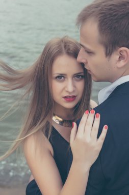 Suya yakın şık aşık Çift