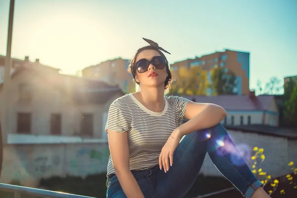 Menina elegante hipster na ganga e óculos de sol na cidade — Fotografia de Stock