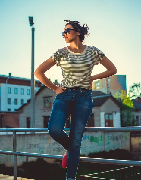 Eleganta hipster flicka i denim och solglasögon i staden — Stockfoto