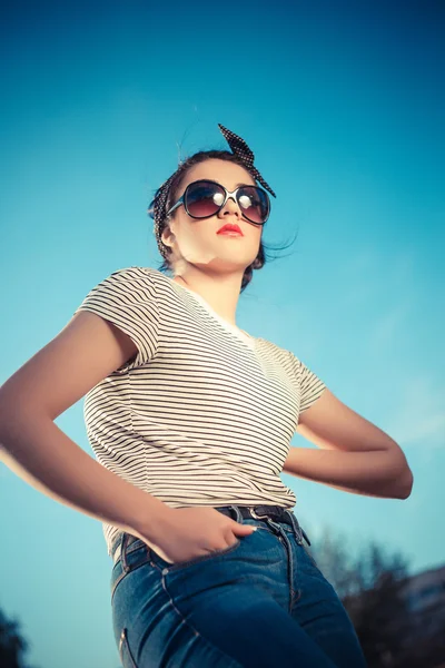 Stijlvolle hipster meisje in de denim en zonnebril in de stad — Stockfoto