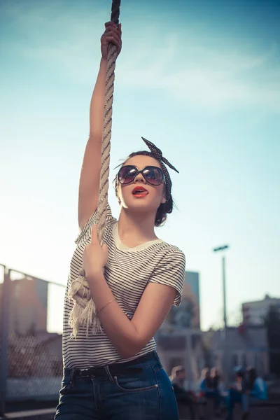 Стильна дівчина-хіпстер в джинсових і сонцезахисних окулярах в місті — стокове фото