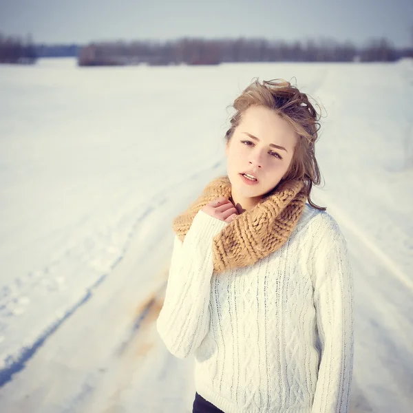 Chica de alta moda en el suéter al aire libre en el invierno — Foto de Stock