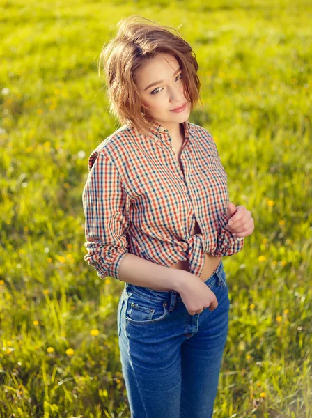 Стильна дівчина в джинсовому відкритому повітрі — стокове фото