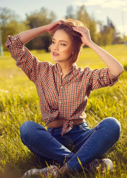 Стильная девушка в джинсах под открытым небом — стоковое фото