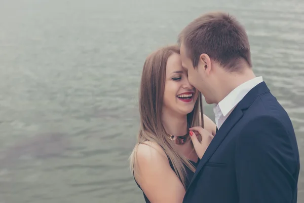 Amantes con estilo pareja cerca del agua — Foto de Stock