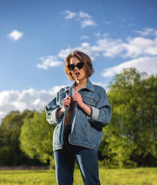 Snygg naken tjej i denim utomhus — Stockfoto