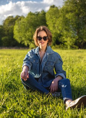 Açık denim şık çıplak kız