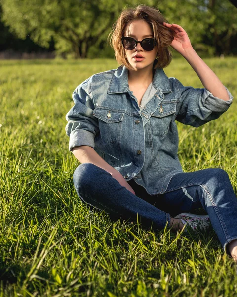 Стильная обнаженная девушка в джинсах на открытом воздухе — стоковое фото