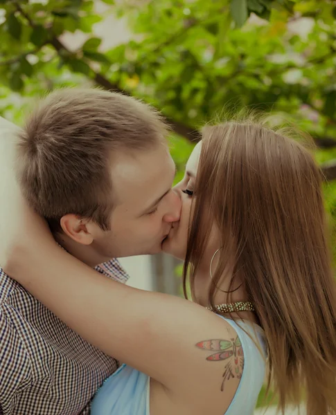 Pareja divertida en las gafas de sol al aire libre —  Fotos de Stock