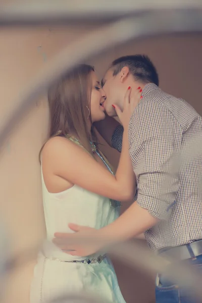 屋外のロマンチックなカップルのキス ロイヤリティフリーのストック画像