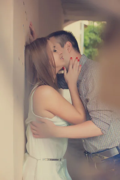 屋外のロマンチックなカップルのキス ロイヤリティフリーのストック写真