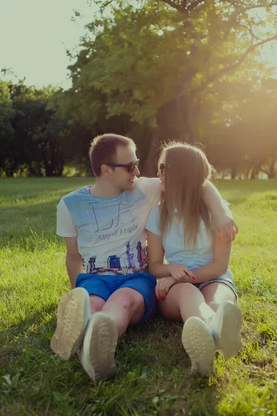 Funny couple in the sunglasses outdoor — Stock Photo, Image