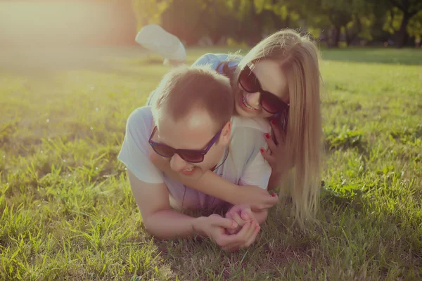 Pareja divertida en las gafas de sol al aire libre —  Fotos de Stock