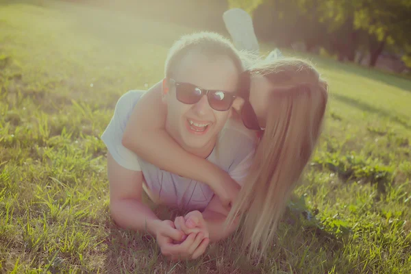 Pareja divertida en las gafas de sol al aire libre —  Fotos de Stock