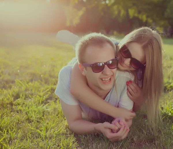 Pareja divertida en las gafas de sol al aire libre —  Fotos de Stock