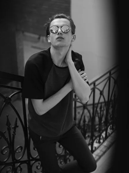 Homme élégant dans les lunettes de soleil extérieur noir et blanc portrait — Photo