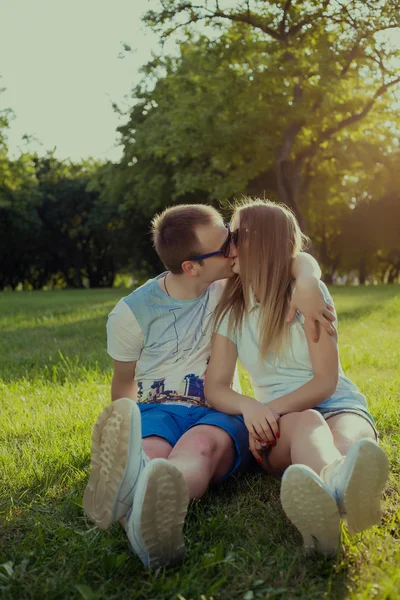 Funny couple in the sunglasses outdoor — Stock Photo, Image