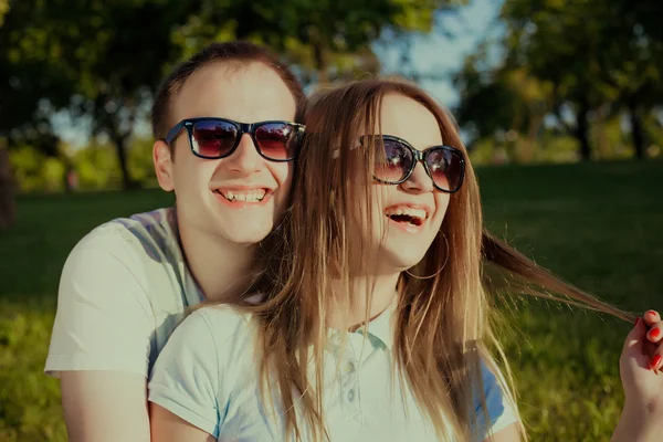 Pareja divertida en las gafas de sol al aire libre — Foto de Stock