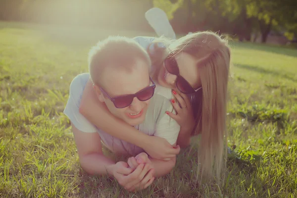 Pareja divertida en las gafas de sol al aire libre — Foto de Stock