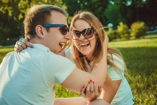 Lustiges Paar in der Sonnenbrille draußen — Stockfoto