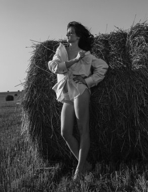 Yakınındaki bir saman yığını şehvetli kız