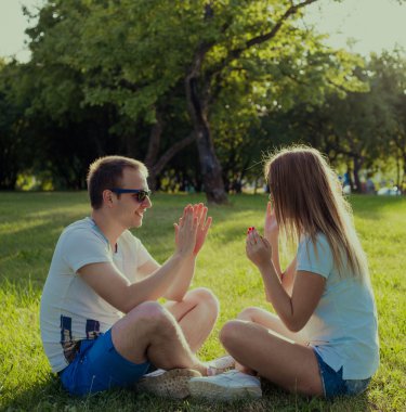 Komik çift güneş gözlüğü açık