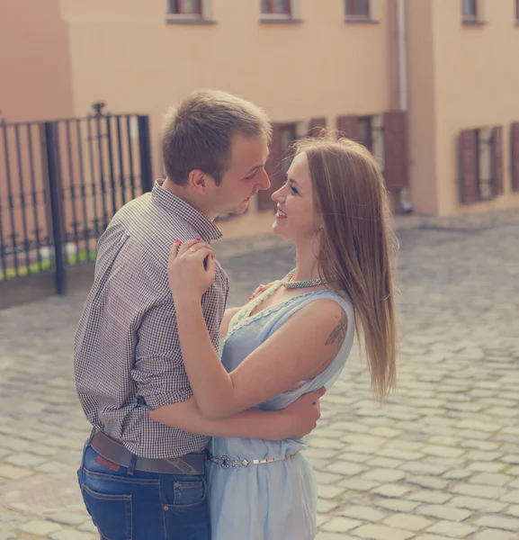 屋外のロマンチックなカップルのキス — ストック写真