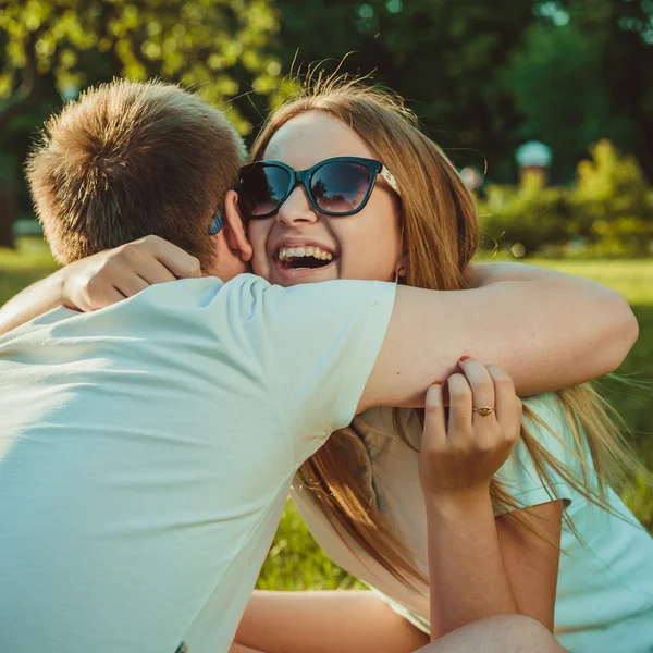 Lustiges Paar in der Sonnenbrille draußen — Stockfoto