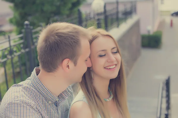 Casal romântico beijo ao ar livre — Fotografia de Stock