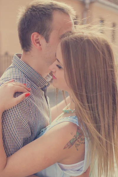 Romantic couple kiss outdoor — Stock Photo, Image