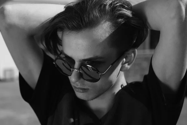 Şık erkek güneş gözlüğü açık siyah beyaz portre — Stok fotoğraf