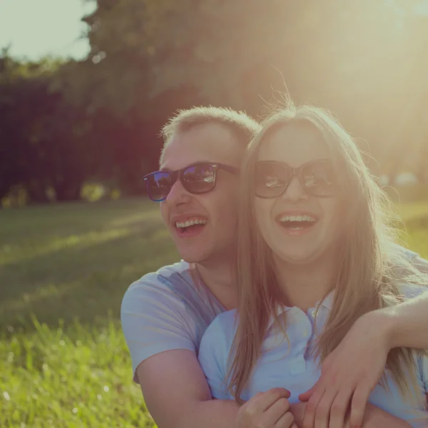 Funny couple in the sunglasses outdoor — Stock Photo, Image
