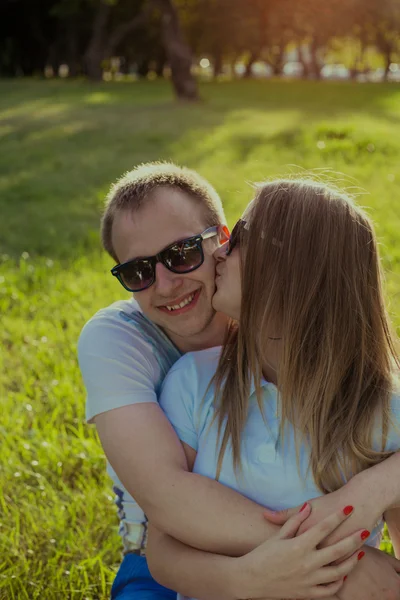 Funny couple in the sunglasses outdoor — Stock Photo, Image