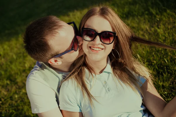 Śmieszne pary na zewnątrz okulary przeciwsłoneczne — Zdjęcie stockowe