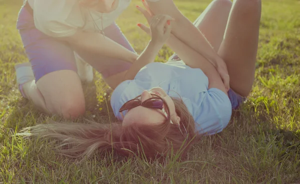 Pareja divertida en las gafas de sol al aire libre —  Fotos de Stock