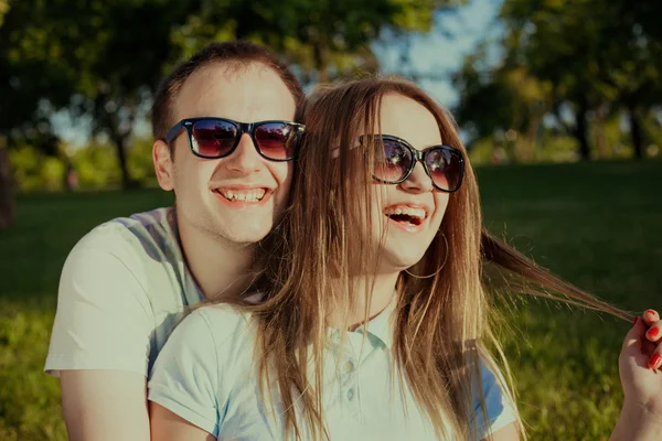 Pareja divertida en las gafas de sol al aire libre —  Fotos de Stock